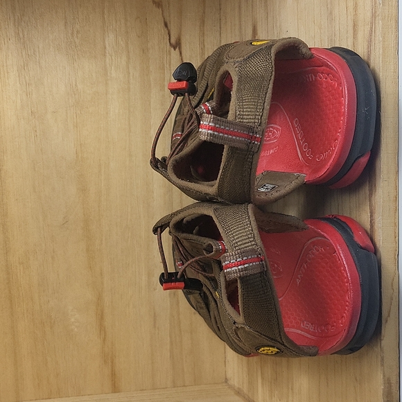 KEEN Clearwater CNX 1014452 Dark Earth/Racing Red Sandals - Picture 7 of 10